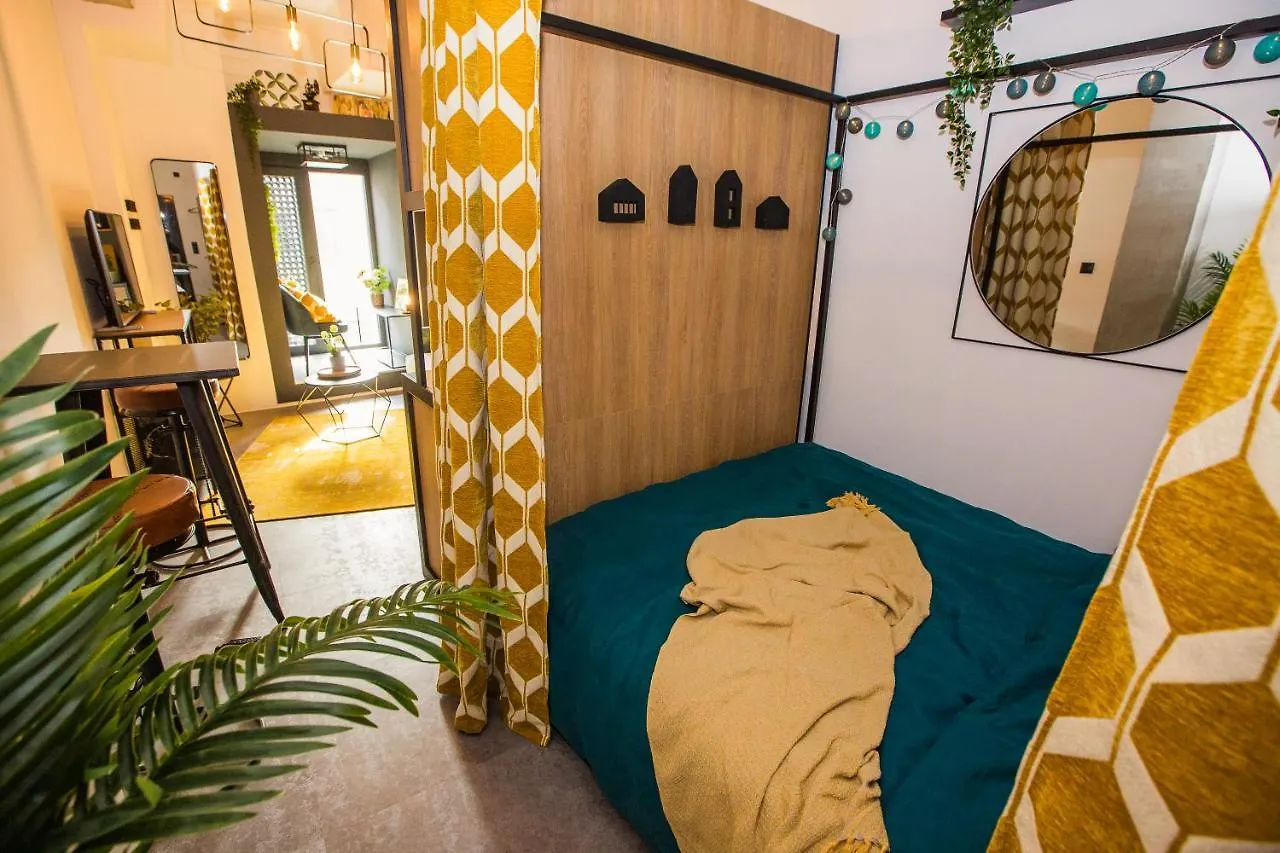 Apartment Happy Loft - Colorful Industrial Studio, Fast Internet, Near Main Station Budapest