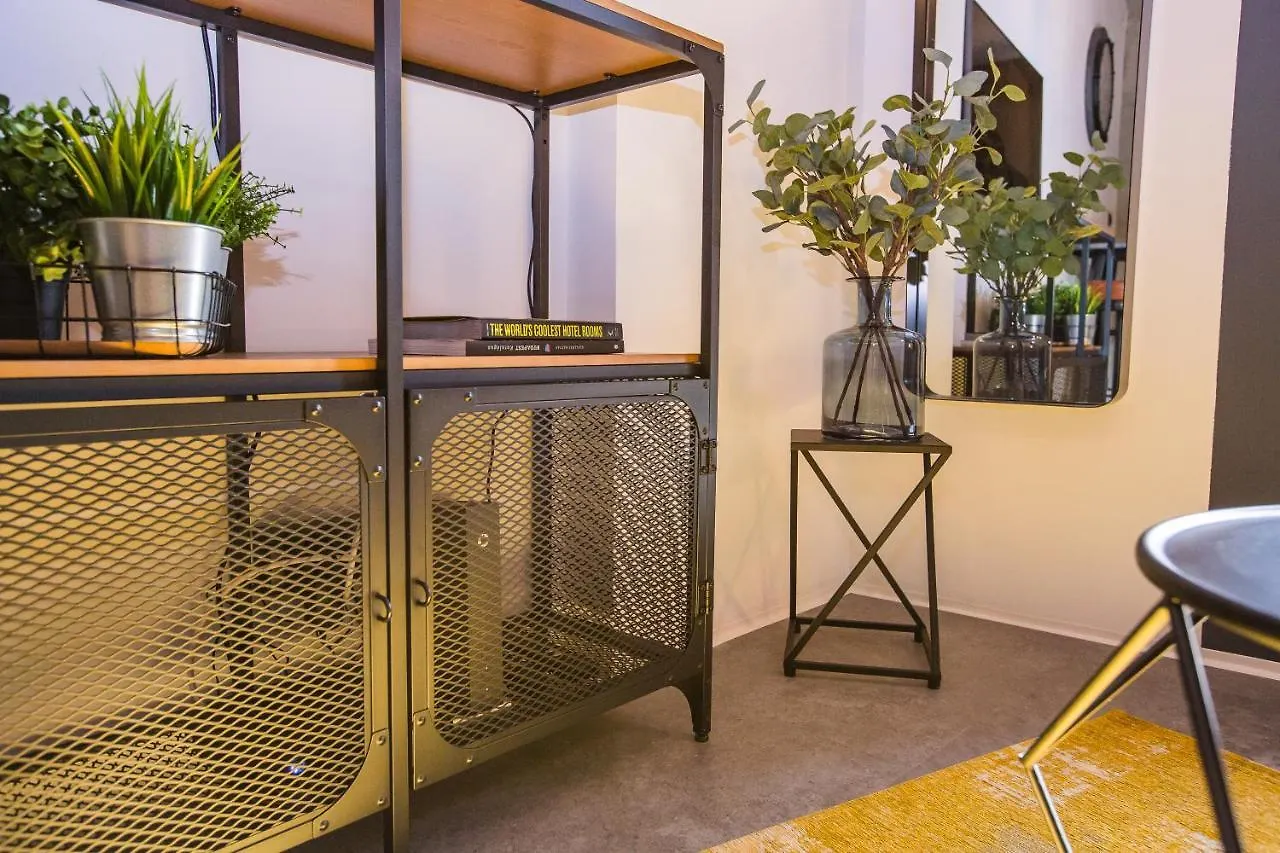 Apartment Happy Loft - Colorful Industrial Studio, Fast Internet, Near Main Station Budapest