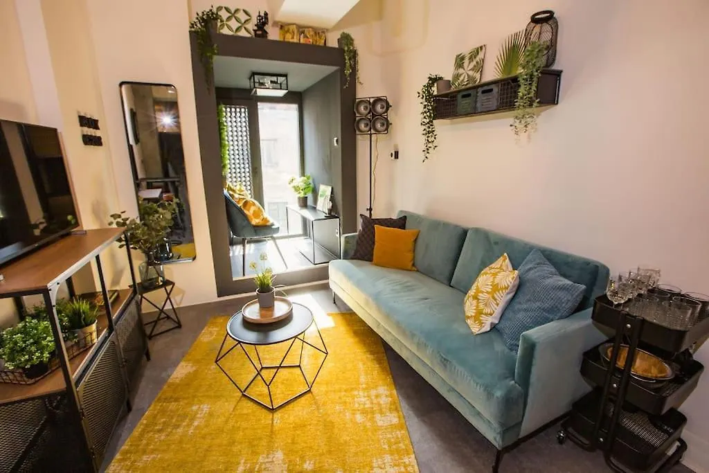 Happy Loft - Colorful Industrial Studio, Fast Internet, Near Main Station Budapest Apartment