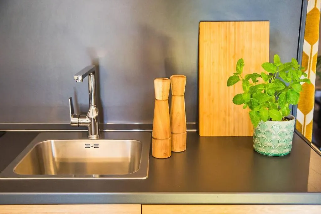 Apartment Happy Loft - Colorful Industrial Studio, Fast Internet, Near Main Station Budapest