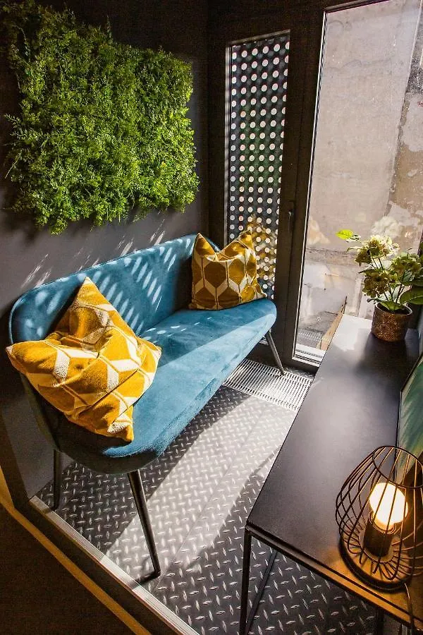 Happy Loft - Colorful Industrial Studio, Fast Internet, Near Main Station Budapest