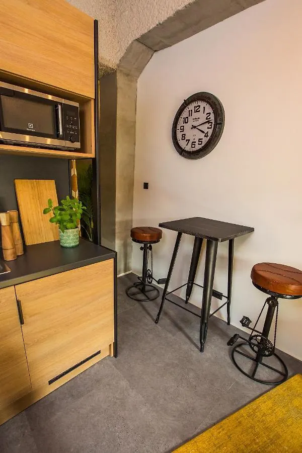 Apartment Happy Loft - Colorful Industrial Studio, Fast Internet, Near Main Station Budapest