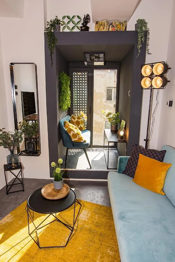 Happy Loft - Colorful Industrial Studio, Fast Internet, Near Main Station Budapest 0*,